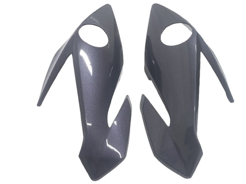 200290 Carenagem Lateral Farol TITAN 160 22 23 Cinza Embare Met?lico (Par).png