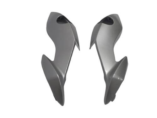 200472 Carenagem Lateral Farol FAN 160 22 Pintado na Cor da TITAN 160 19 Prata Force Met?lico (Par).png