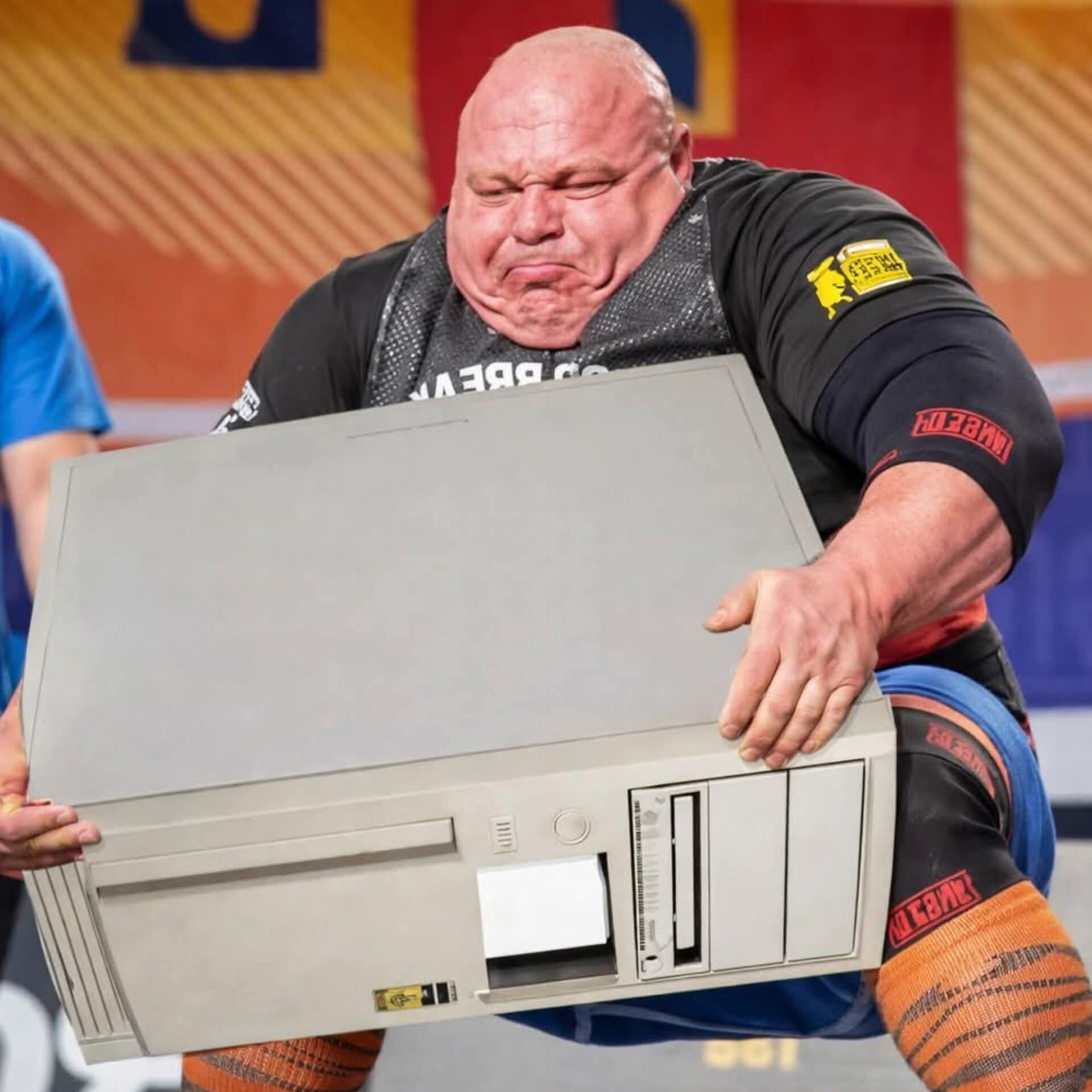 程序员 reaction：2005 me and my 35 kg case heading to the shop because i deleted system 3  2005 me and my 35 kg case headin