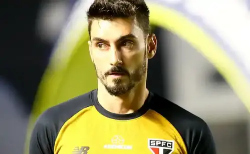 Rafael recebeu sondagens de rivais brasileiros na última janela de transferências