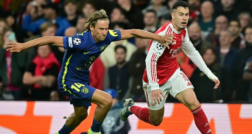 Martinelli e Llorente disputando na corrida no duelo entre Arsenal e Atletico de Madrid na Champions.jpg