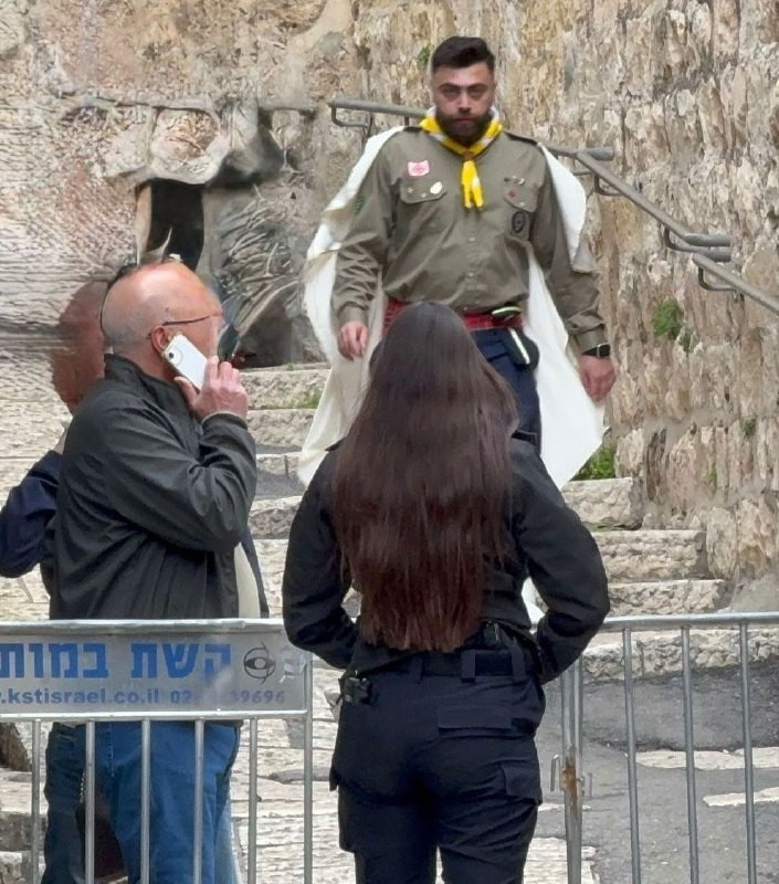 قوات الاحتلال تزيل العلم الفلسطيني من على قمصان الكشافة الفلسطينية في القدس المحتلة....