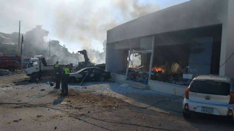 طيران الاحتلال يشن غارة على بلدة تبنين جنوب لبنان وأنباء أولية عن شهداء وجرحى....
