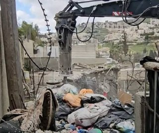 قوات الاحتلال تجبر الفلسطيني وائل طحان على هدم منزل في حي رأس العامود ببلدة سلوان بالقدس المحتلة....