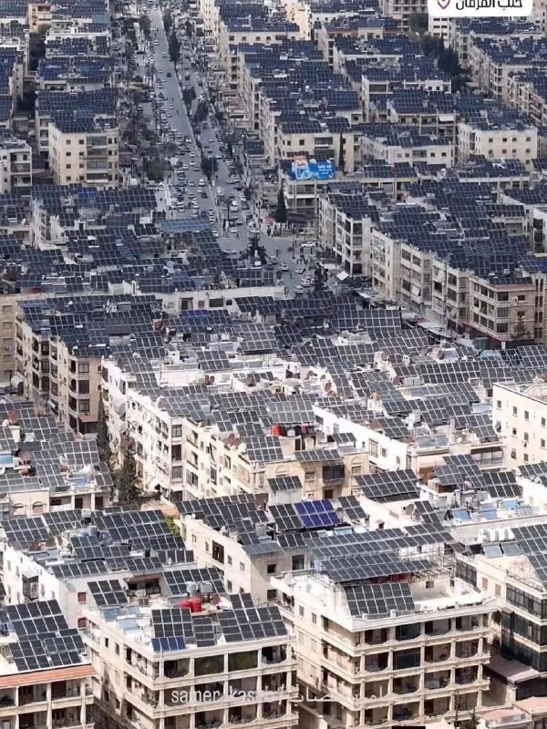 مشهد من مدينة حلب السورية يكشف بوضوح التوسع اللافت في الاعتماد على الطاقة الشمسية كمصدر رئيسي للطاقة....