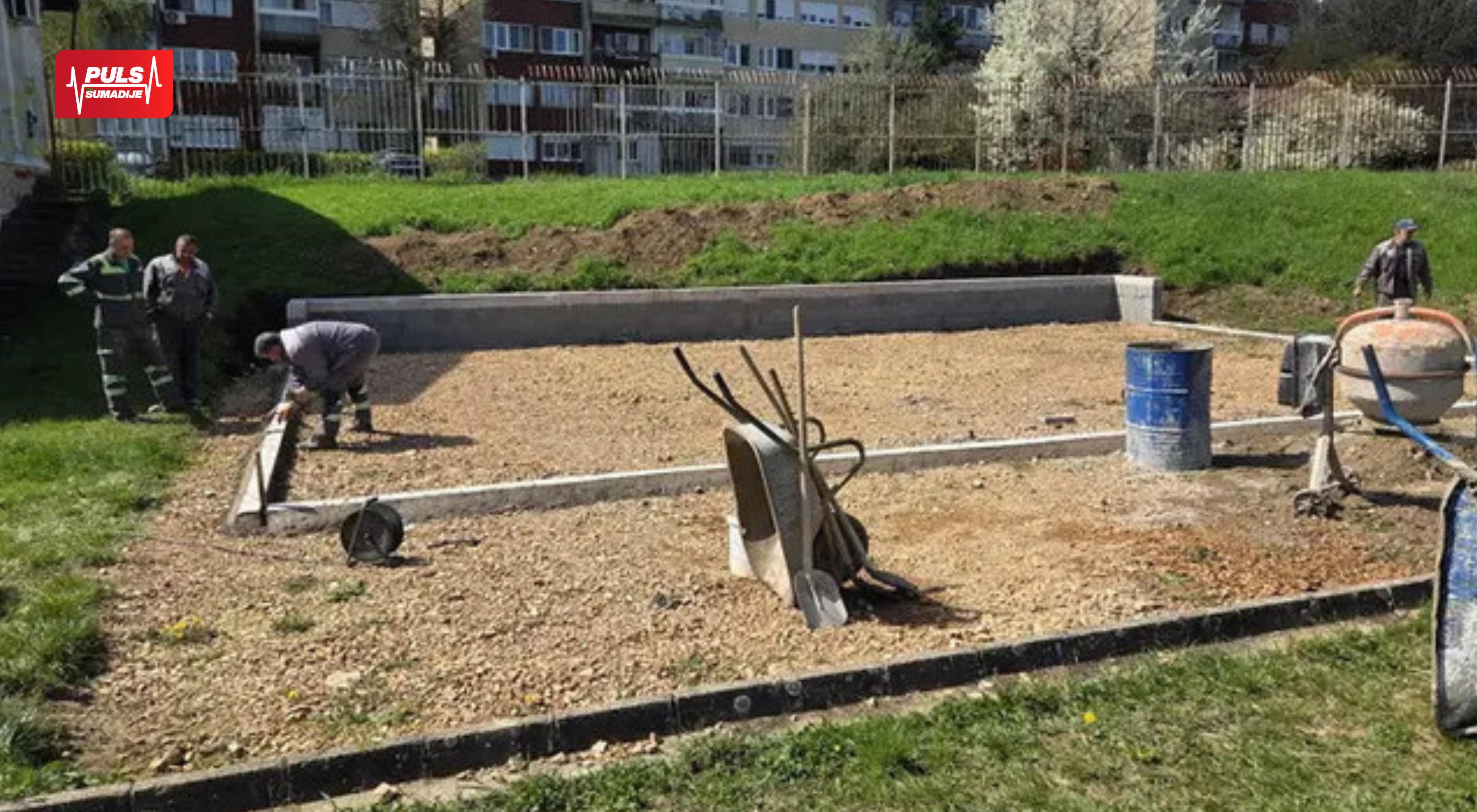Počelo sređivanje sportskog terena i dečijeg igrališta u MZ 21. oktobar