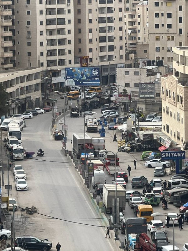 قوات الاحتلال تقتحم بلدة كفر عقب شمال القدس المحتلة، وسط انتشار عسكري في المنطقة....