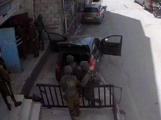 محافظة القدس: قوات الاحتلال تدمر باب عيادة الأونروا في مخيم قلنديا خلال الاقتحام المستمر للمنطقة....