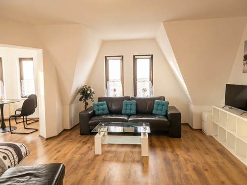 03 Wohnzimmer Sofa TV 2 KI.jpg