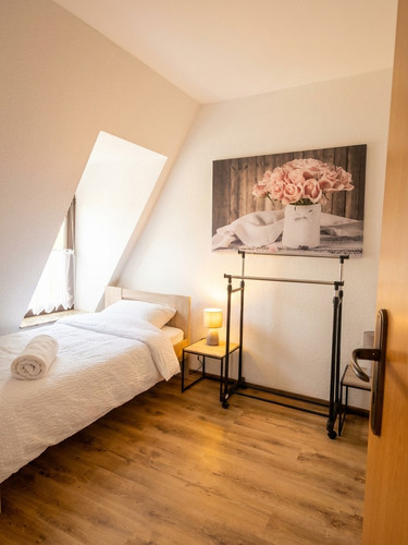 11 Schlafzimmer 2 Einzelbett Kleiderstaender KI.jpg