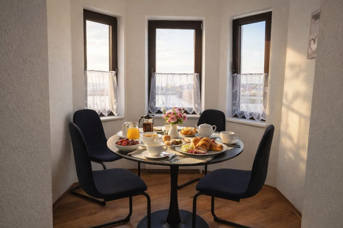 15 Essbereich Fruehstueck Hafenblick.jpg