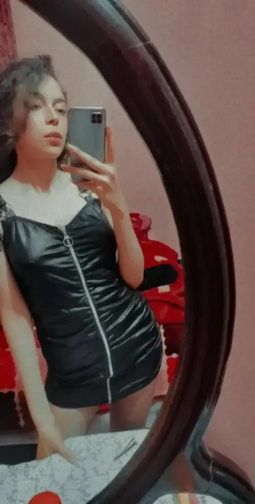 مصرية هايجة تصور لحبيبها جسمها قدام المرايا 25 518x1024.webp