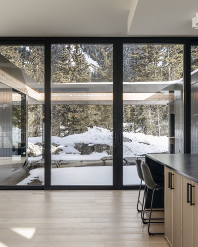 warbler residence whistler dining kitchen floor to ceiling glazing 4x5 50 50.jpg