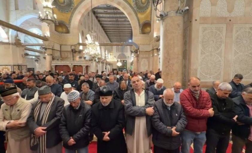 جانب من اداء صلاة فجر اليوم في المصلى القبلي بالمسجد الأقصى المبارك...