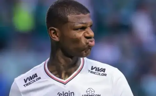 Arboleda retorna ao São Paulo e tem reunião com diretores para decisão sobre futuro no clube