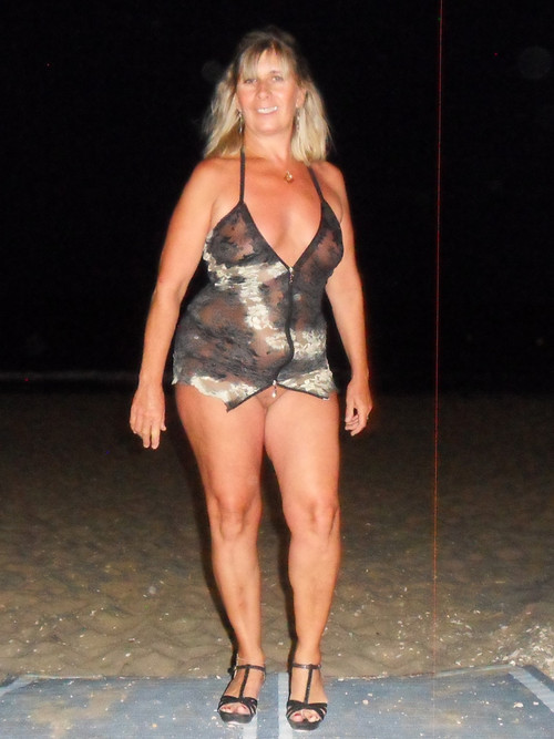 Lisa le soir en tenue sexy au Cap d'Agde 16.jpg