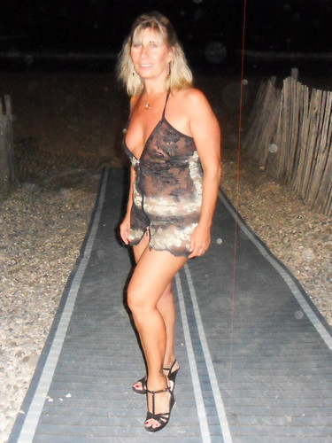 Lisa le soir en tenue sexy au Cap d'Agde 14.jpg
