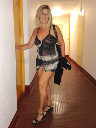 Lisa le soir en tenue sexy au Cap d'Agde 19.jpg