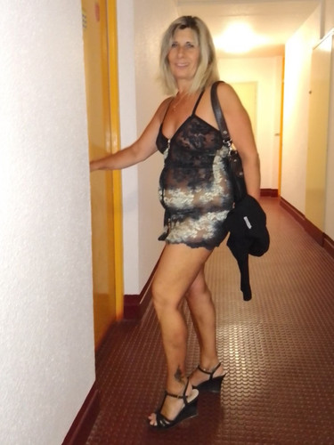 Lisa le soir en tenue sexy au Cap d'Agde 20.jpg