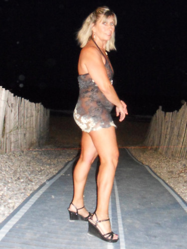 Lisa le soir en tenue sexy au Cap d'Agde 08.jpg