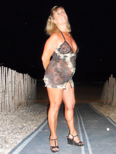Lisa le soir en tenue sexy au Cap d'Agde 11.jpg