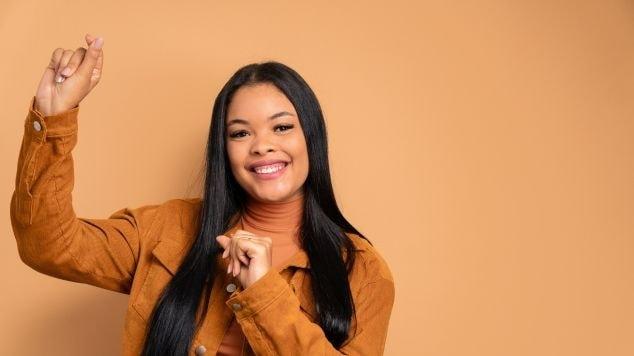 Mulher feliz com cabelo sedoso