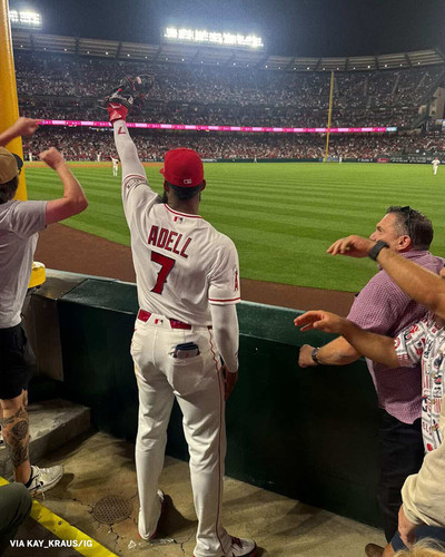 HFKML30WYAAw FKR format jpg name large.jpg