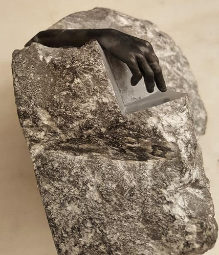 main pierre.jpg