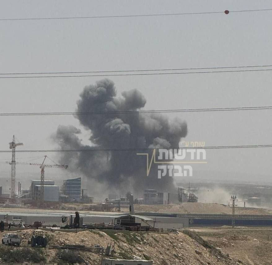 سقوط صاروخ على مصنع في النقب جنوب إسرائيل واشتعال النيران فيه....