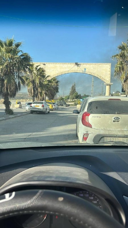 قوات الاحتلال تطلق قنابل الغاز المسيل للدموع خلال اقتحامها بلدة الرام، شمال القدس....