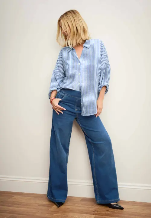 louise redknapp in striped shirt and wide jeans march 2026 0.webp