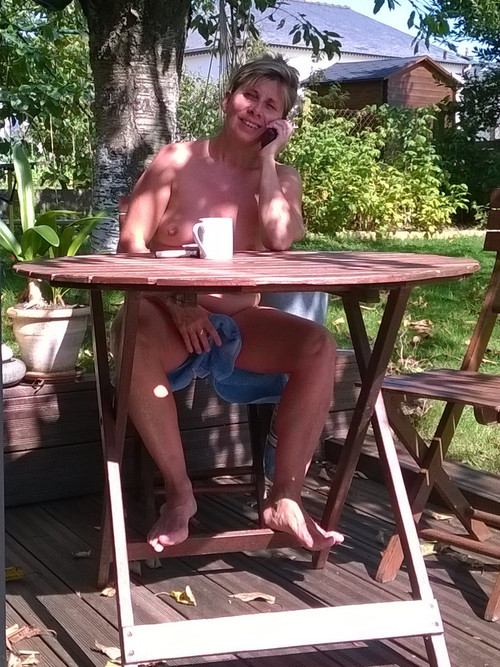 Lisa s'exhibe nue à la vue des voisins 01.jpg