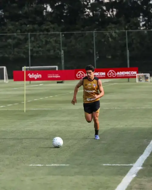 Roger Machado testa Moreira como meia para suprir desfalques no São Paulo