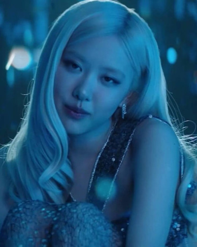 #MC娛樂 Rosé 電影《F1》OST〈Messy〉MV公開！ 不輸演員的超強表現力，蜜嗓唱出兩位主人公糾葛又曖昧的關係，造型也都超級好看，完全是美人魚公主，原來日前被目睹現身拉斯維加斯街道上，是在.jpg
