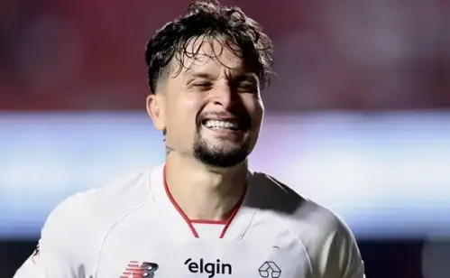 Artur aponta falhas críticas na finalização após derrota do São Paulo para o Vitória