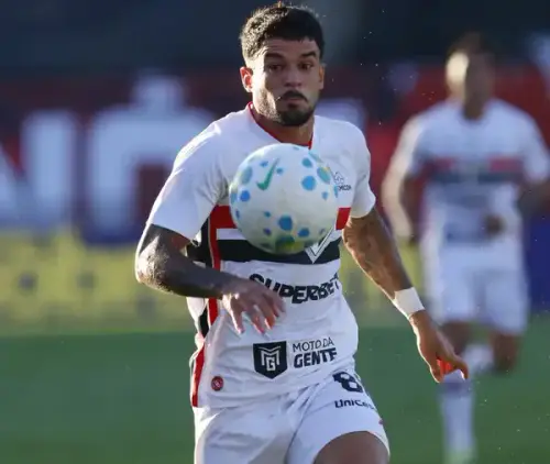 São Paulo amarga nova derrota e amplia crise fora de casa no Campeonato Brasileiro