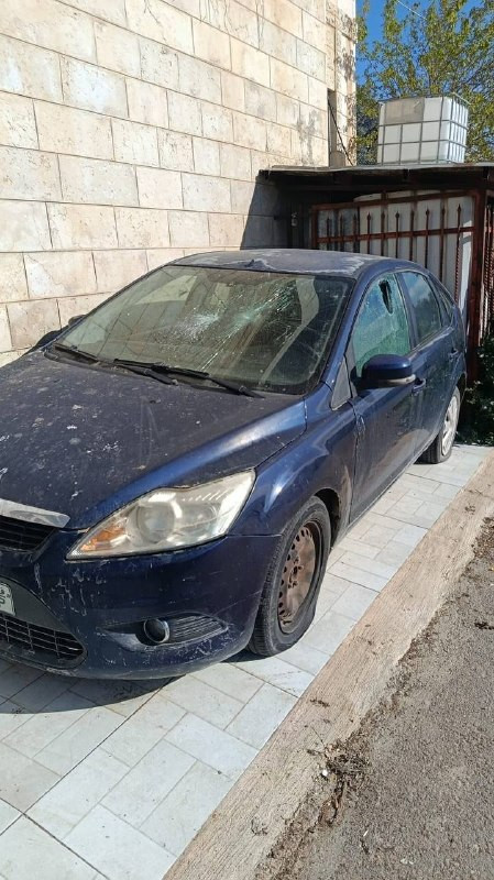 آثار اعتداء مليشيات المستوطنين على مركبة خلال الهجوم على قرية برقا شرق رام الله فجر اليوم....