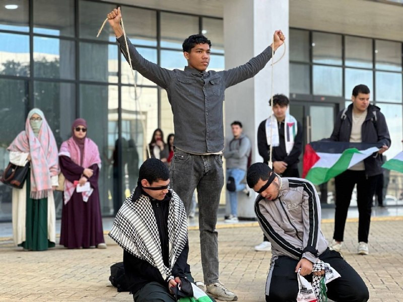 وقفة تضامنية لطلاب جامعة الجزائر مع الأسرى الفلسطينيين ضد قرار الكنيست بإعدامهم ورفضاً لاستمرار إغلاق المسجد الأقصى....