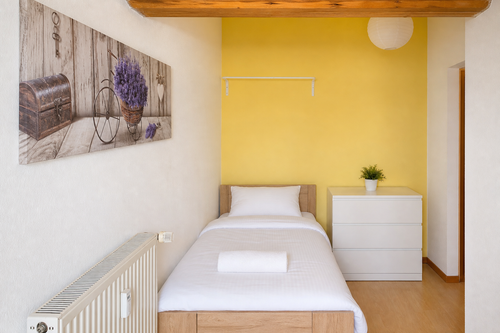 02 Schlafzimmer Bett Gelbe Wand.png