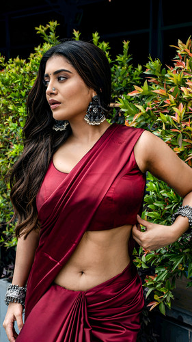 Mrunal Thakur golden 11.jpg