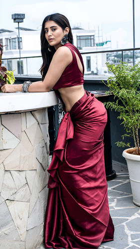 Mrunal Thakur golden 18.jpg