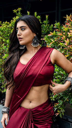 Mrunal Thakur golden 13.jpg