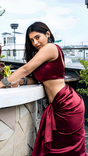 Mrunal Thakur golden 19.jpg