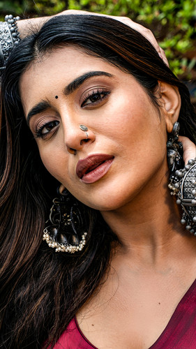 Mrunal Thakur golden 17.jpg