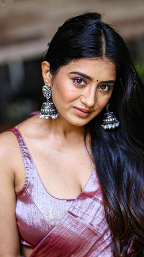 Mrunal Thakur golden 10.jpg