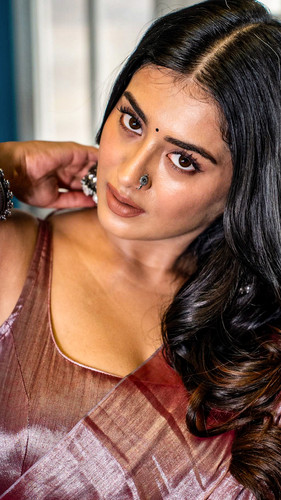 Mrunal Thakur golden 12.jpg