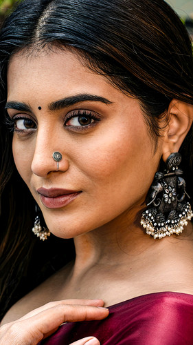 Mrunal Thakur golden 14.jpg