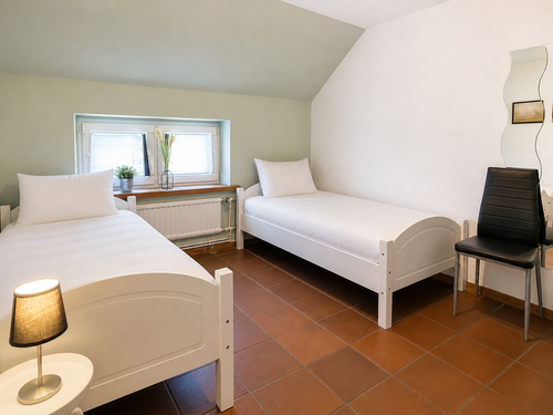 04 Schlafzimmer Zwei Einzelbetten.png