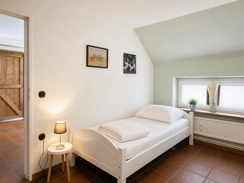05 Schlafzimmer Einzelbett.png