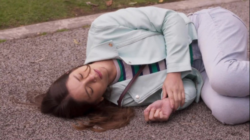 Tan cerca de ti, nace el amor Ep 2 Ariana Saavedra fall.jpg